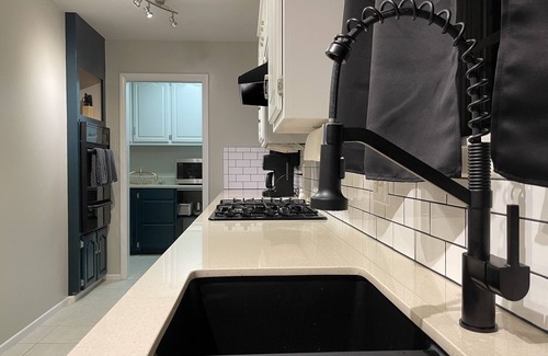 Jenks House | Vibrant Jenks House - Near Aquarium & Family-Friendly Fun