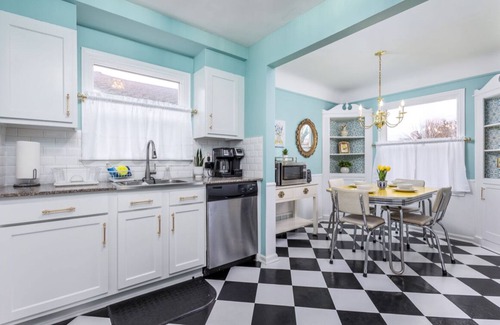 Hazel Park House | Colorful Vintage Bungalow w/King Bed + Gym + Office + Fast WiFi