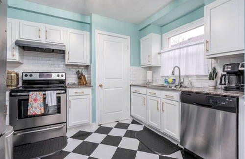 Hazel Park House | Colorful Vintage Bungalow w/King Bed + Gym + Office + Fast WiFi
