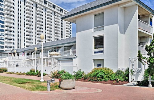 Virginia Beach Apartment | Vibrant Virginia Beach Studio Steps from the Ocean and Pool