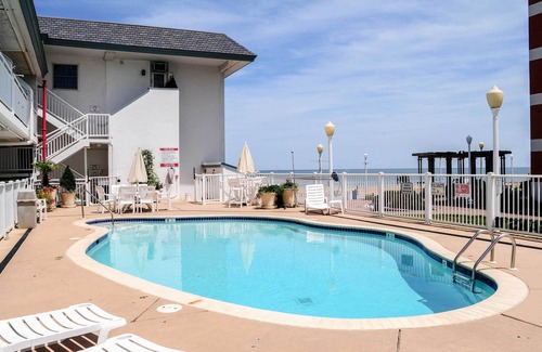 Virginia Beach Apartment | Vibrant Virginia Beach Studio Steps from the Ocean and Pool