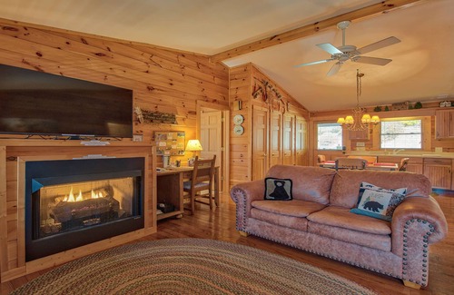 Maggie Valley Cabin | Unforgettable Stay with Mountain Views & Pet-Friendly Amenities
