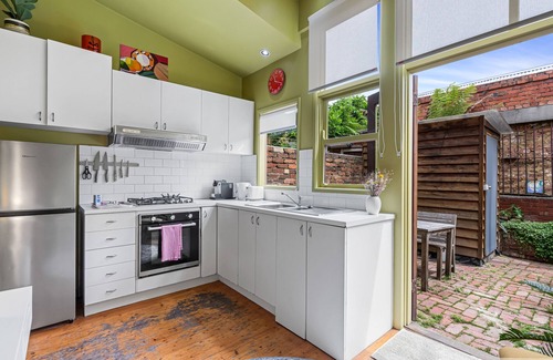 Fitzroy House | Vibrant 2-Bed Fitzroy Heritage Home with Spa & Breakfast