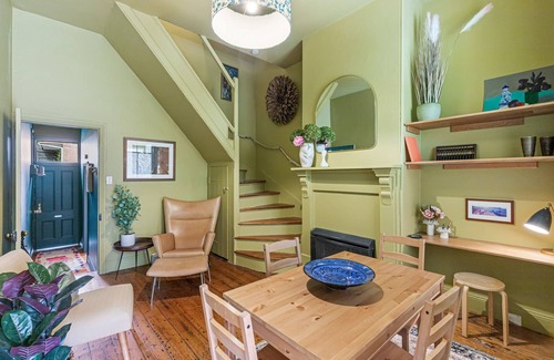 Fitzroy House | Vibrant 2-Bed Fitzroy Heritage Home with Spa & Breakfast