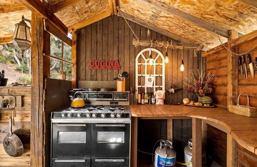 Leona Valley House | Colourful Vintage Camper for California Glamping Stays in Palmdale