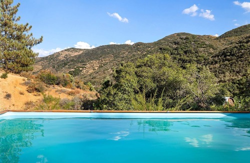 Leona Valley House | Colourful Vintage Camper for California Glamping Stays in Palmdale