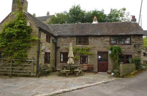 Leek House | Discover Colourmill Cottage: Pet-Friendly Retreat with Breakfast