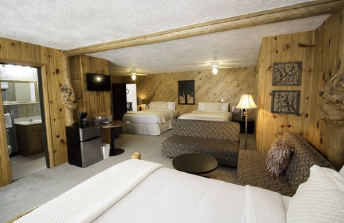 Afton Hotel | Experience Comfort at Colter's Lodge with Pool & Dining