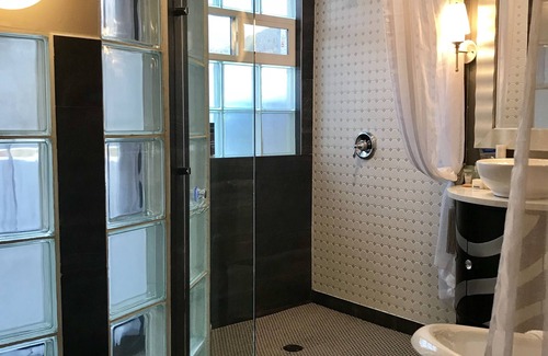 Afton Hotel | Experience Comfort at Colter's Lodge with Pool & Dining