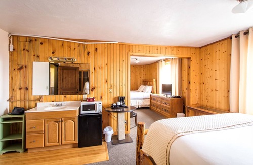 Afton Hotel | Experience Comfort at Colter's Lodge with Pool & Dining