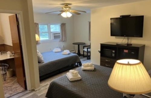 Manhattan Hotel | Family-Friendly Stay at Colton Point Motel with Pets Welcome