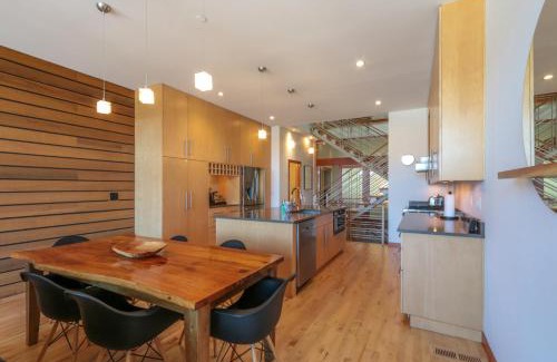 Hood River Apartment | Unforgettable Columbia River Gorge View Condo with Hot Tub