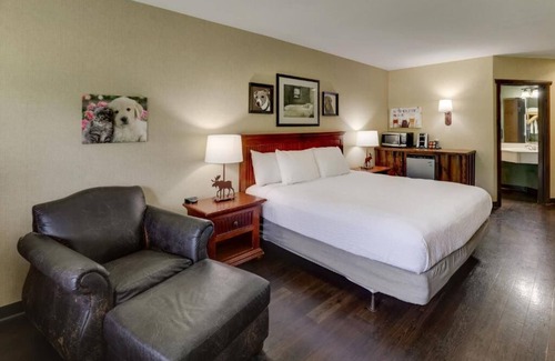 Columbia Hotel | Columbia's Rustic Retreat with Heated Pools & Lake Views