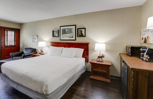 Columbia Hotel | Columbia's Rustic Retreat with Heated Pools & Lake Views