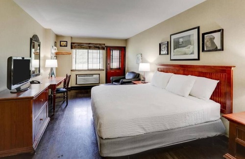 Columbia Hotel | Columbia's Rustic Retreat with Heated Pools & Lake Views