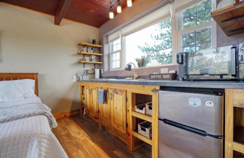 Hot Springs House | Oceanfront Columbine Cabin with Child-Friendly Amenities