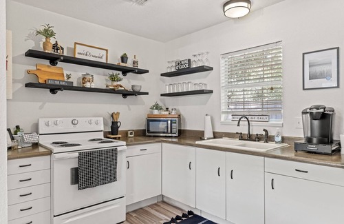 Fredericksburg Cottage | Columbus Cottage: Hot Tub Retreat, 10/10 Guest Rated