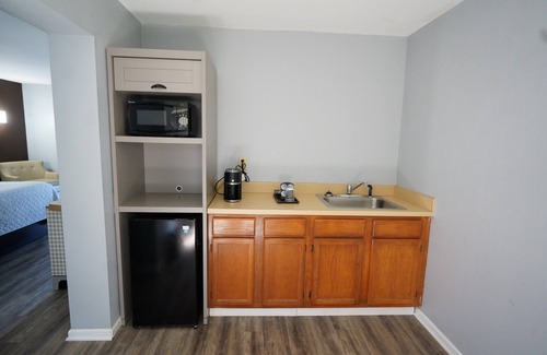 Lynn Hotel | Discover Comfort at Columbus Inn and Suites with Pool & Spa