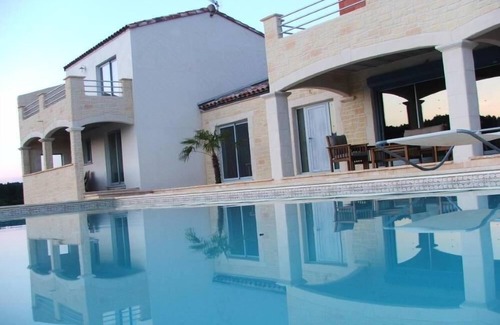 Saint-Hippolyte-de-Montaigu Cottage | Inviting Gîte with Private Pool and Spa Amenities
