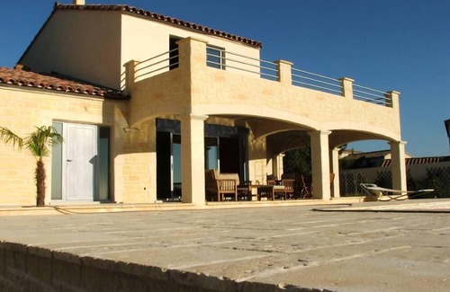 Saint-Hippolyte-de-Montaigu Cottage | Inviting Gîte with Private Pool and Spa Amenities
