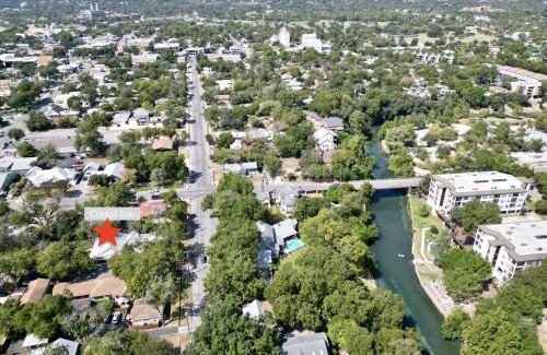 New Braunfels Bed & Breakfast | Comal Inn: Guest Rated 9.6 with Family-Friendly Amenities