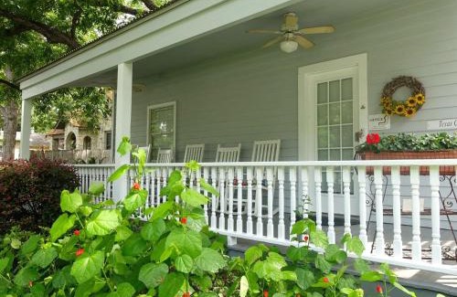 New Braunfels Bed & Breakfast | Comal Inn: Guest Rated 9.6 with Family-Friendly Amenities