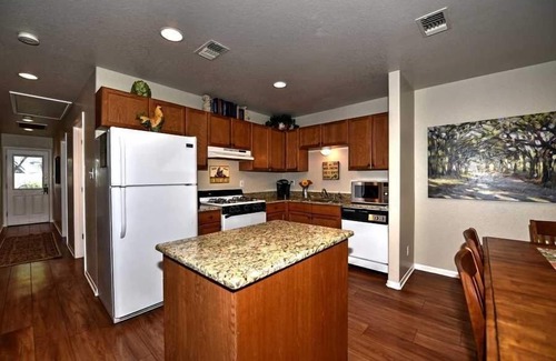 New Braunfels Cottage | Comal River access - Cozy 2BR Hideaway Just Minutes from Gruene & Downtown!