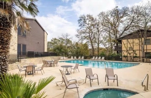 New Braunfels Condo | Comal River View 2BR Condo Steps to Schlitterbahn with Pool Sleeps8