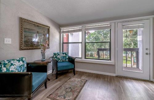 Comanche Trail House | Comanche Trail Guest House: Family-Friendly with Hot Tub