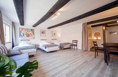 Sendenhorst Apartment | Ideal Retreat for Large Travel Groups with Kitchen & Breakfast