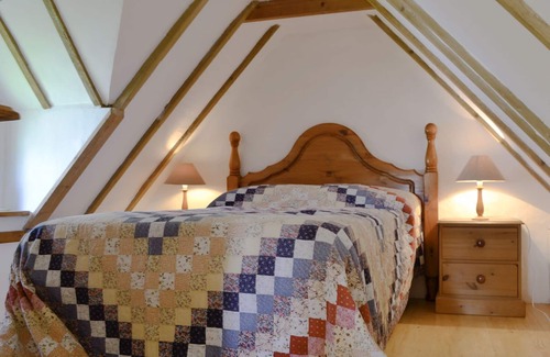 Mawr Cottage | Explore the Gower Peninsula: Lakeside Retreat with Spa