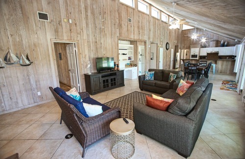 Cedar Lane House | Relax by the Creek: Pet-Friendly Getaway with Breakfast