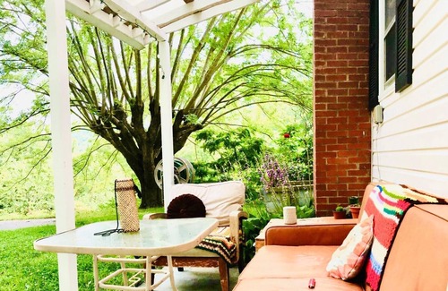 Mars Hill House | Unwind in a Mountain Retreat for Work or Outdoor Fun