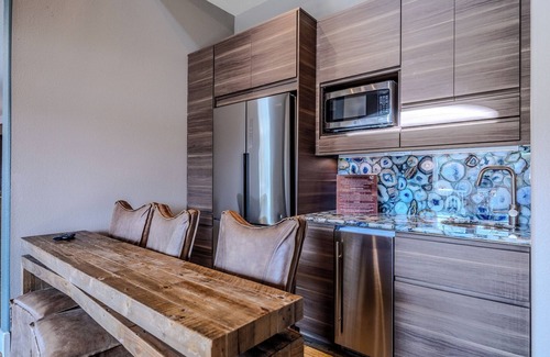 Lake Ozark House | Unwind This August with 30% Off & Guest Rated 9.8