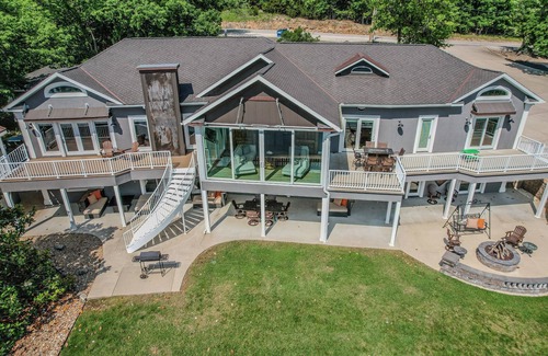Lake Ozark House | Unwind This August with 30% Off & Guest Rated 9.8
