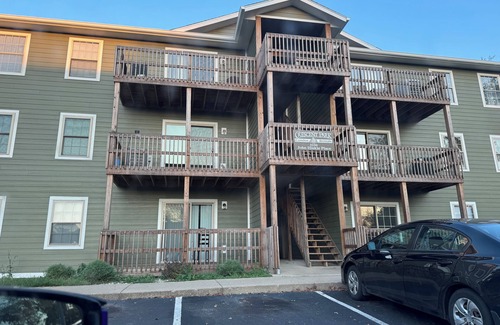 Woodbridge Condo | Come Enjoy B-Town Bungalow near IU and more! 3-bed 2-bath Bloomington Condo!