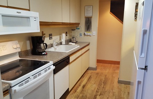 Overlook Park House | Relax in a Cozy Cabin with Hot Tub & Pet-Friendly Perks