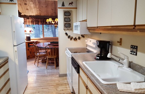 Overlook Park House | Relax in a Cozy Cabin with Hot Tub & Pet-Friendly Perks