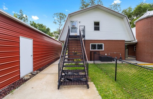 Silver Springs Apartment | Escape to Tranquility: Pet-Friendly Lake View Retreat
