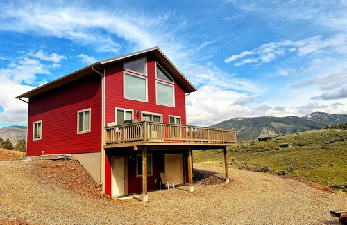 Salmon Cabin | Create Family Traditions with Lake Views & Pool Access