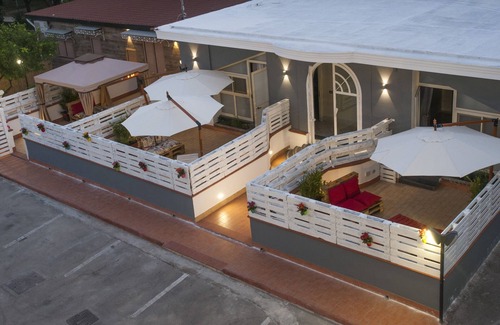 Pompei Cabin | Discover Our Hotel: Easy Access & Ideal Check-In Hours