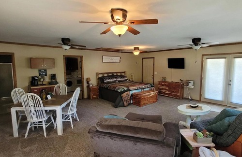 Copeland Cottage | Relax at Albert's Walnut Grove Cottage with Spa & Fire Pit