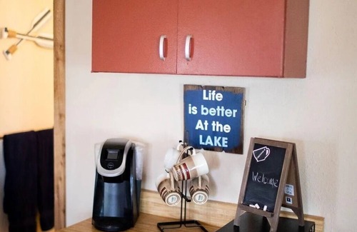 Copeland Cottage | Relax at Albert's Walnut Grove Cottage with Spa & Fire Pit