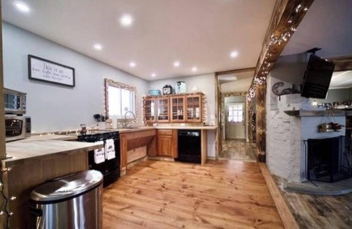 Sheffield House | Experience Comfort at the Sheffield Chalet with Spa & Kitchen