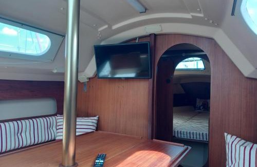 Frymburk Boat Rental | Pet-Friendly Retreat at Cometino 800 for Families