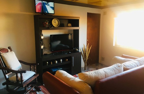 San Carlos de Bariloche House | Cozy Retreat in the Heart of the City with Spa and Breakfast