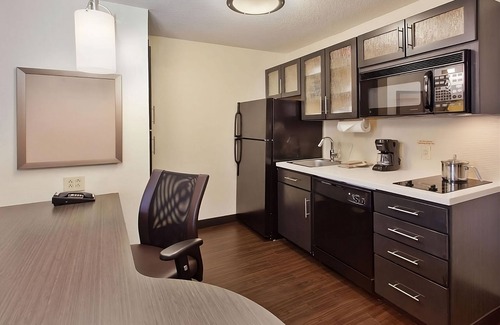 Somerset Hotel | Convenient Pet-Friendly Units Near Billy Bob's Texas!