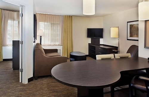 Somerset Hotel | Convenient Pet-Friendly Units Near Billy Bob's Texas!