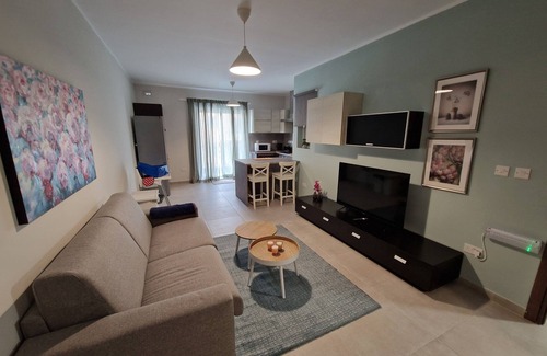 Qawra Apartment | Convenient Stay at Dad's CRT: Pet Friendly & Breakfast Included