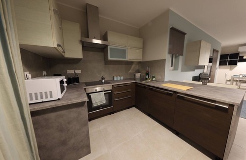 Qawra Apartment | Convenient Stay at Dad's CRT: Pet Friendly & Breakfast Included